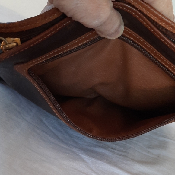 Elegant Black and Brown Toiletry Bag - Picture 4 of 10